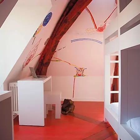 Hotel Surprenantes - Château Du Pé 3*