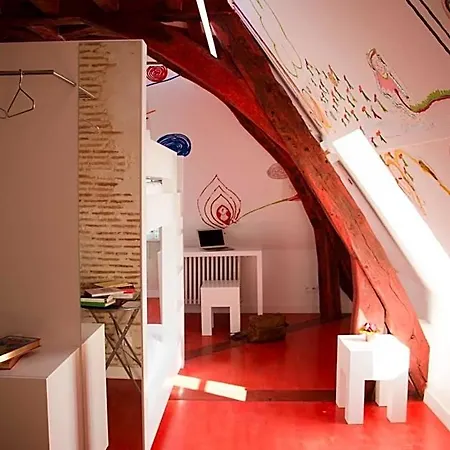 Surprenantes - Château Du Pé Hotel