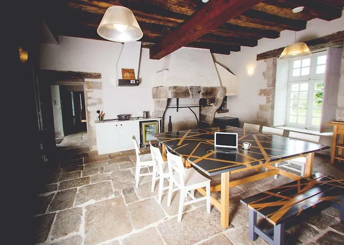 Hotel Surprenantes - Château Du Pé 3*